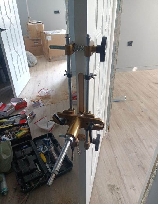 Есік орнату. Установка двери.