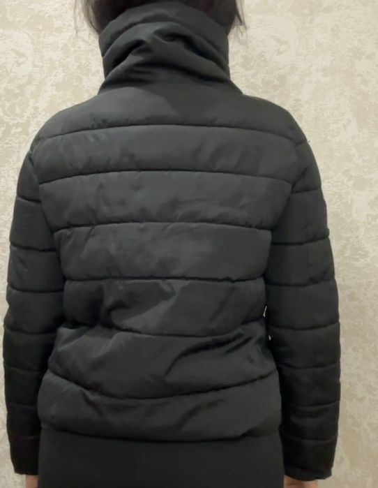 Тонкая куртка с высоким воротником