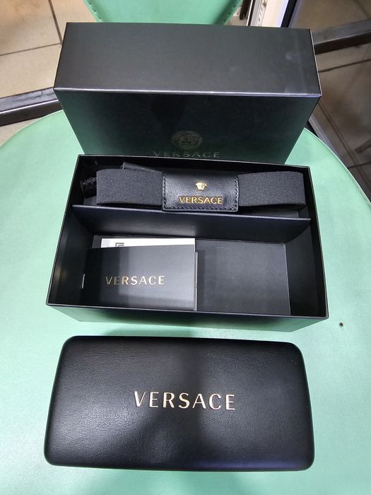 Versace продава очила