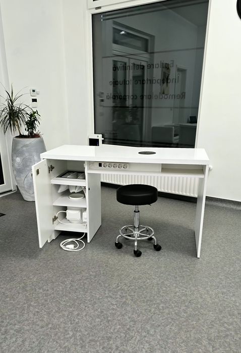 De vânzarea masă manichiură profesională NOUĂ – complet echipată!