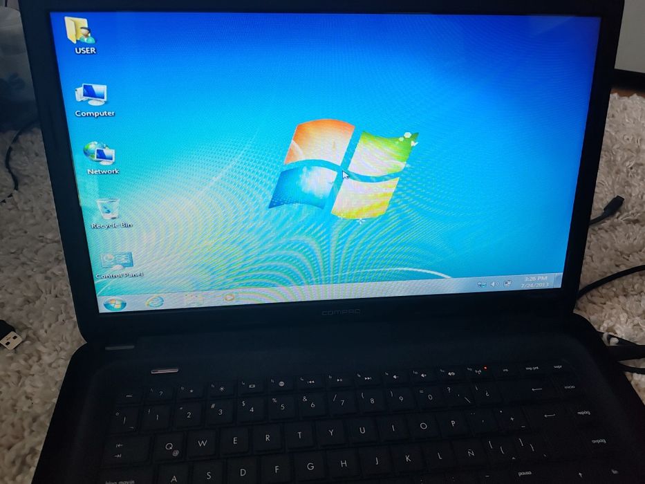 Vând compaq laptop