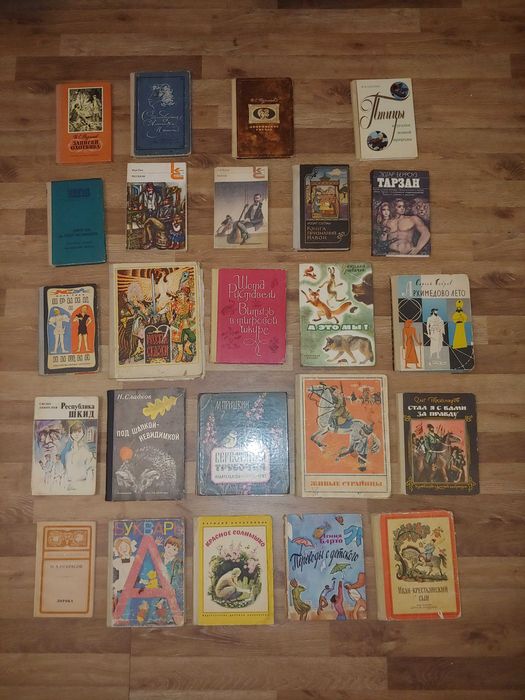 Книги разные по смыслу и содержанию.