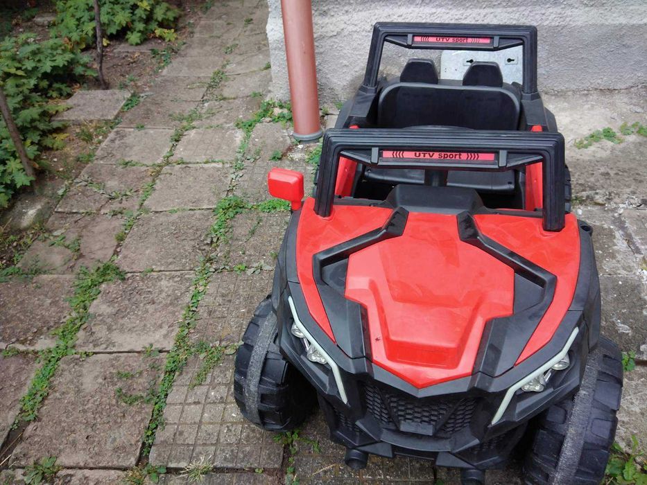 Продавам джип акумулаторен  с родителски контрол червен