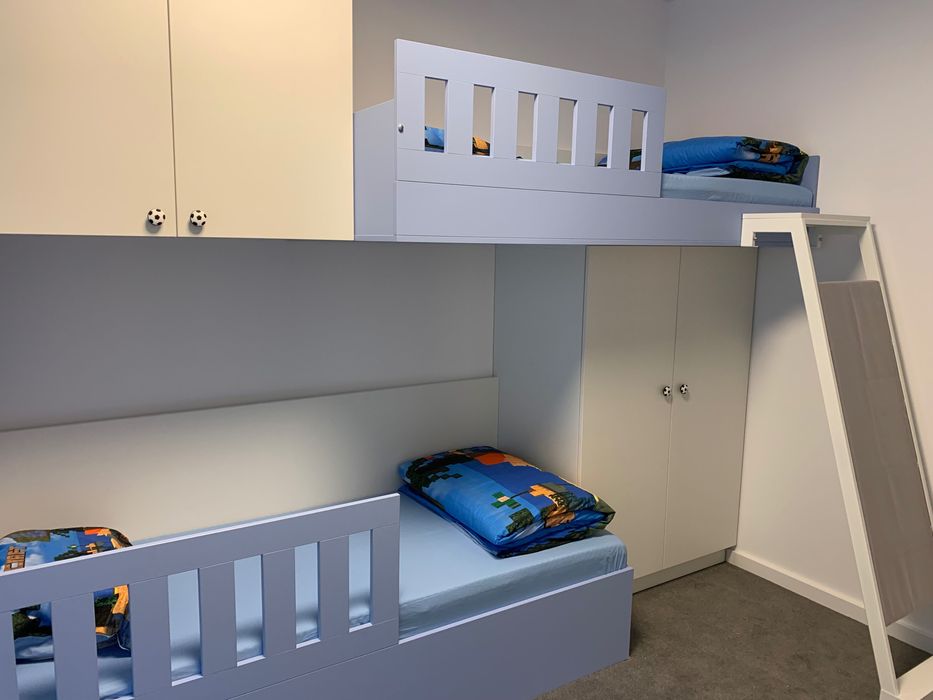 Два броя детски спални комплекта за единични легла на Майнкрафт.