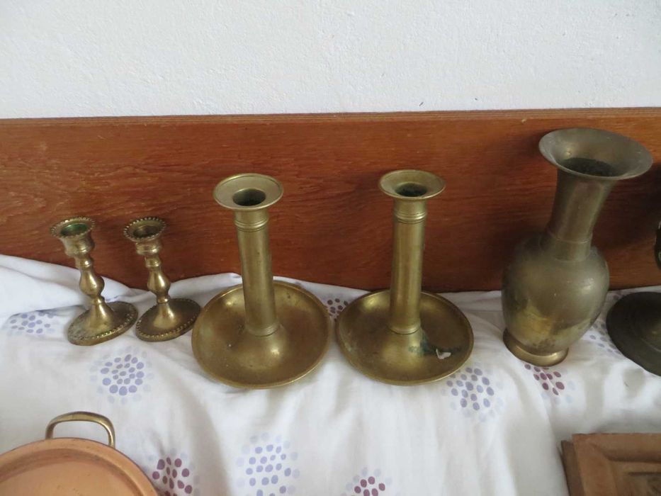 Медни и бронзови свещници и съдове