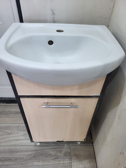 Продам раковину с тумбой
