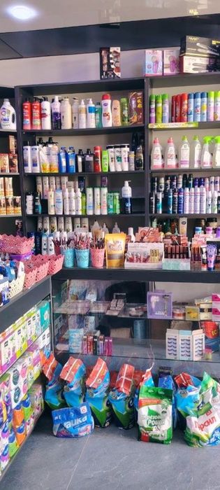 Магазин учун витрина ва полкалар.