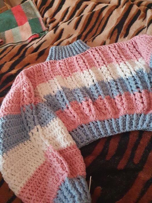 Pulover tricotat manual