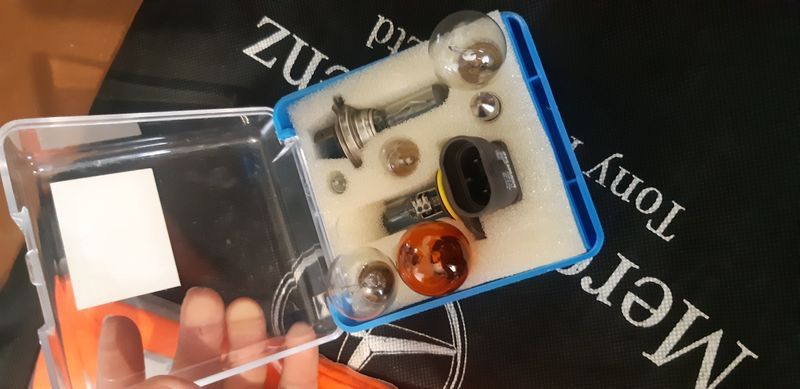 Мерцедес резервен комплект бушони крушки Оригинални!