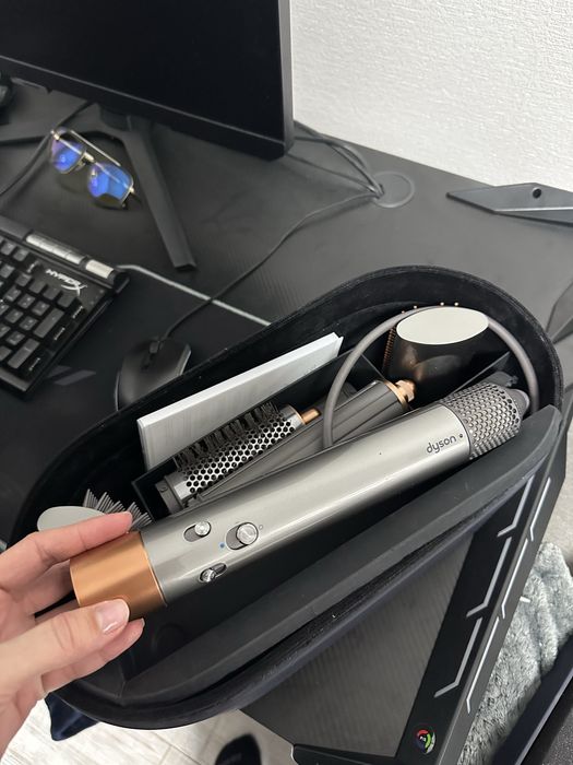 Dyson airwrap James Dyson