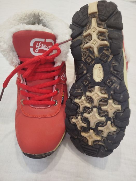 Мягкие, удобные ботинки на меху, не скользящая подошва.