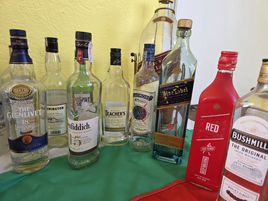 Празни бутилки от алкохол