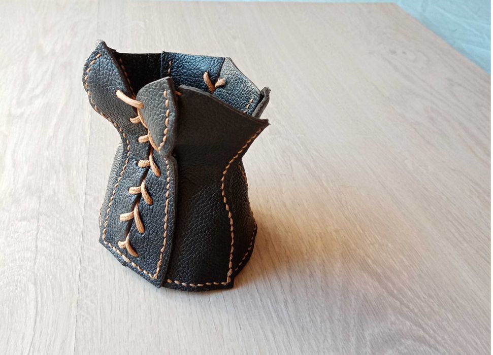 Черен кожен моливник ръчно изработен - за моливи четки инструменти