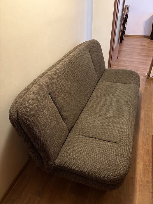 Предлагам разтегателен диван с ракла и функция за сън