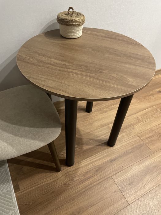 Стол обеденный размером 70х 70