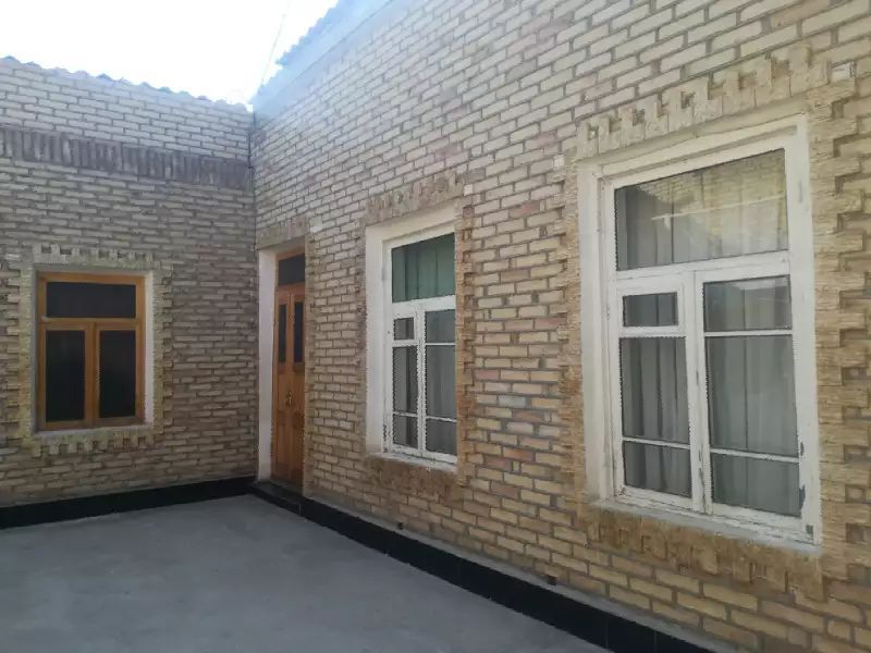 Mehmonxona qurish uchun qulay joyda joylashgan hovli sotiladi.