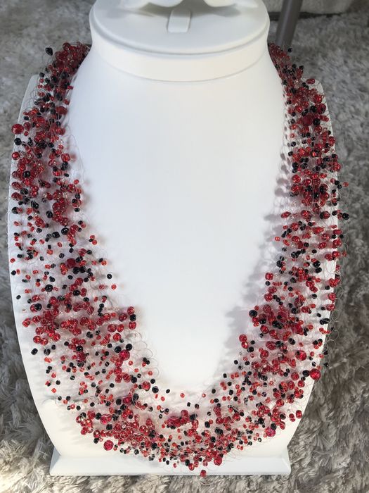 Колье из бисера и ювелирного стекла