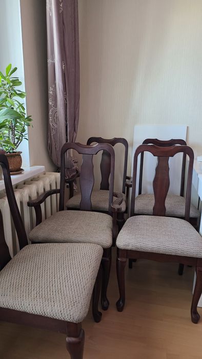 Продам стол со стульями дерево.