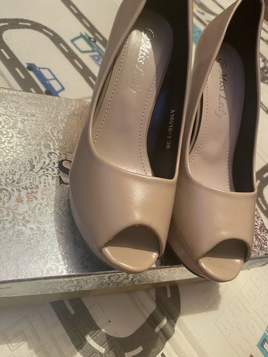 Продам женские туфли