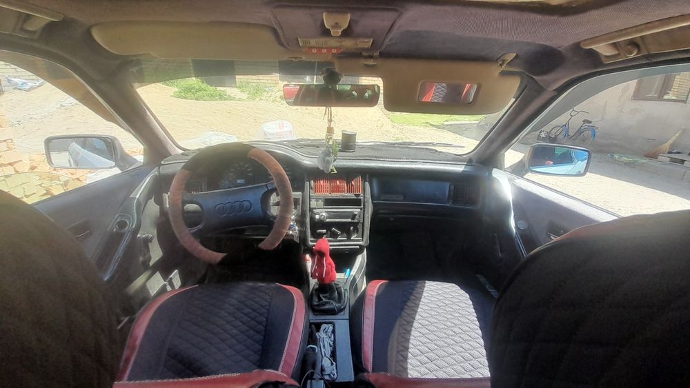 Автомобиль Audi 80.
