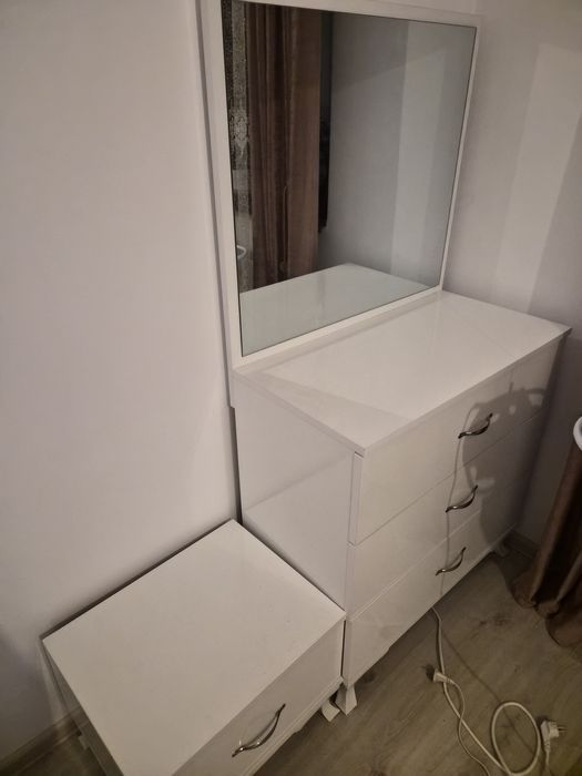 Dormitor complet alb, ca nou – pat 160x200, dulap, noptiere, comodă