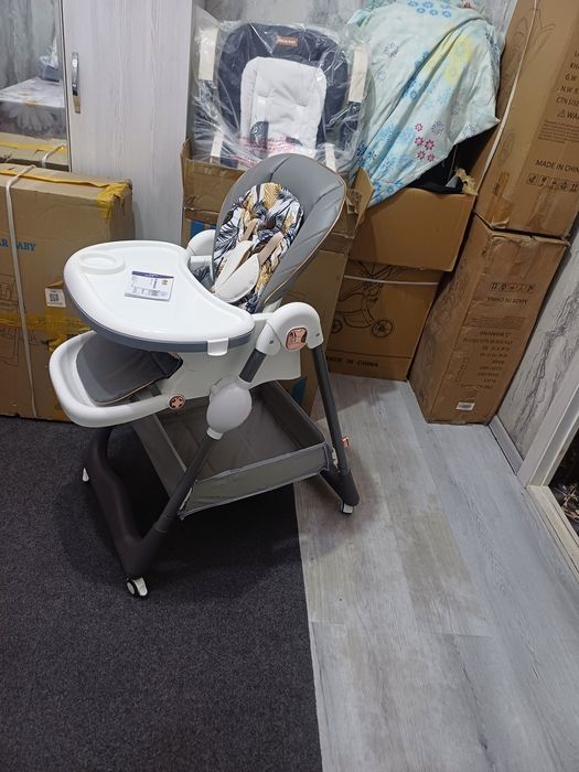 Продаётся фирменный кормления стульчик karma baby