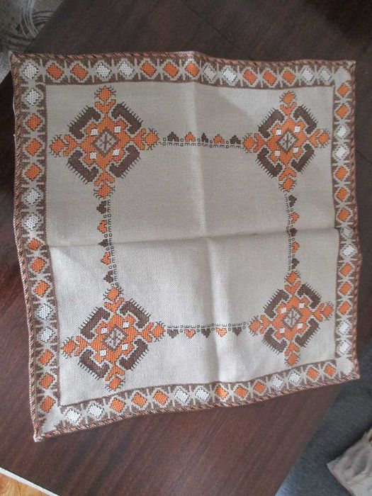 Бродирани ръчно карета