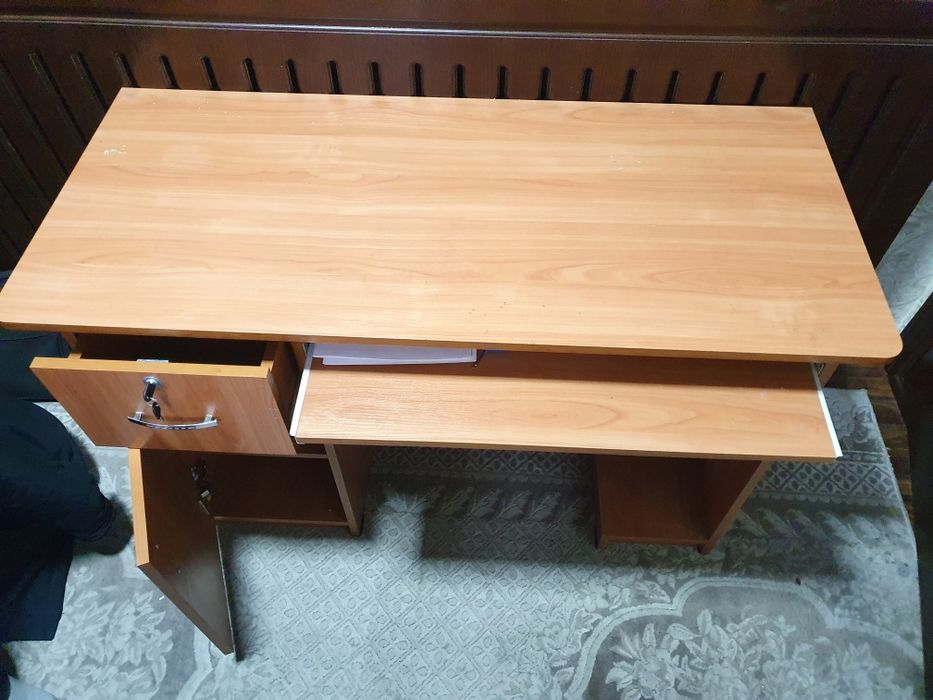 Kompyuter va dars qilish uchun parta