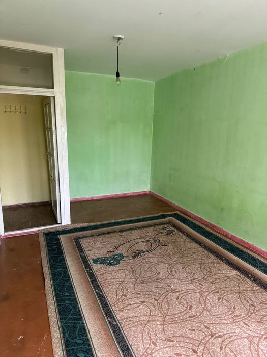 Сотилади 1 хона 2 чи этаж холати уртача мактаб богча бозор якин локаци