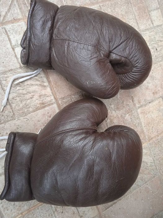 Стари боксови ръкавици и шлем Energetics