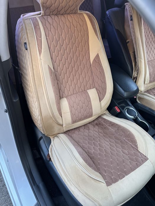 Продаю универсальный авточехол качественный