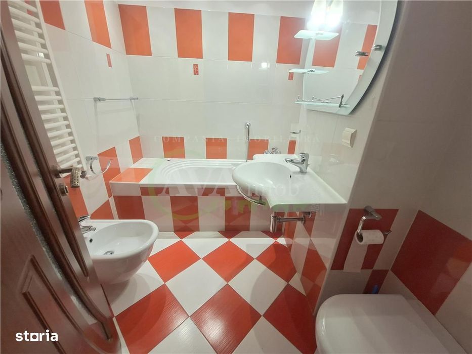Apartamnet 3 decomandate, etaj 2, cu 2 bai, centrala, zona Ura