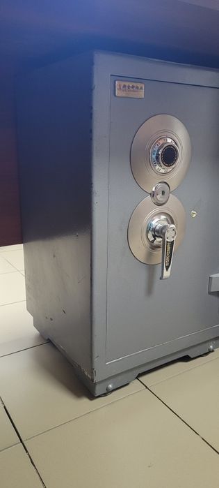 Продам сейф металлический