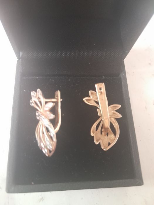 Продам серьги золотые.
