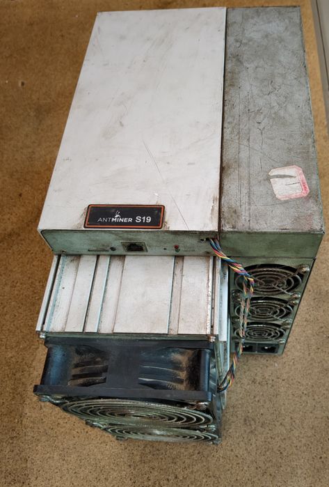 Продам Antminer S19