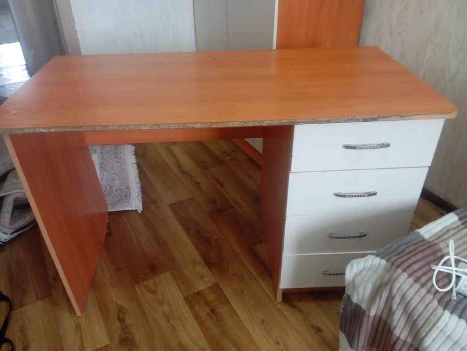 Продам стол 11000.