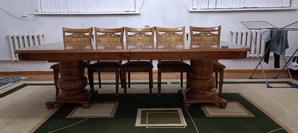 Стол для гостинной