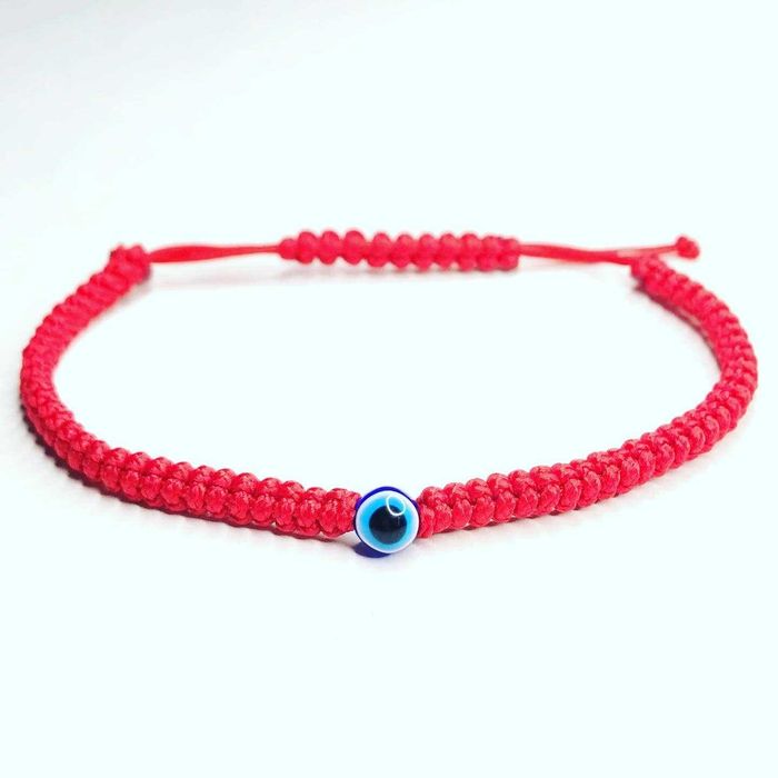 Плетени гривни червен конец