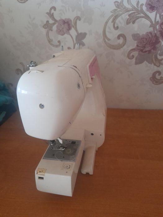 Продам швейную машинку