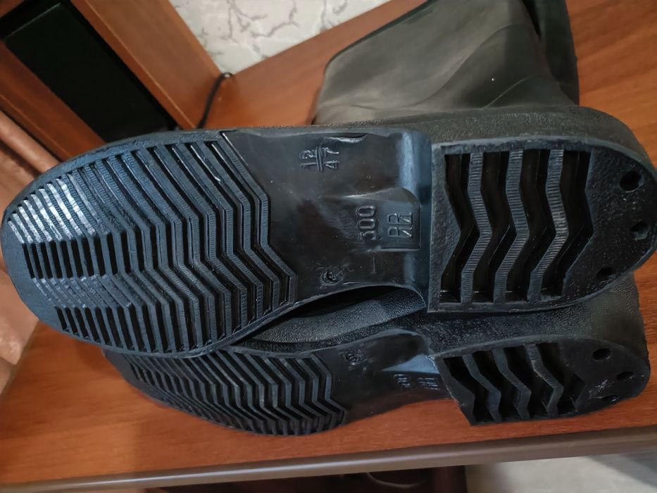 Продам резиновые сапоги размер 47.