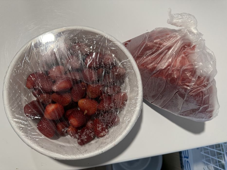 Замороженная очишенная клубника. Пюре клубники