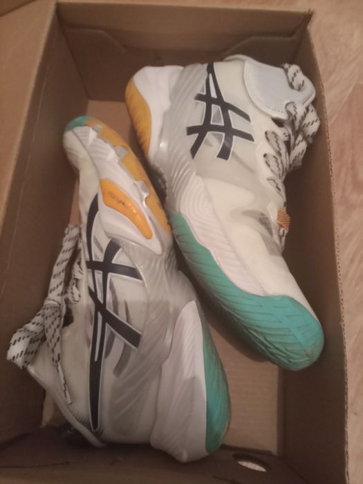 Продается кроссовки асискс оригинальные