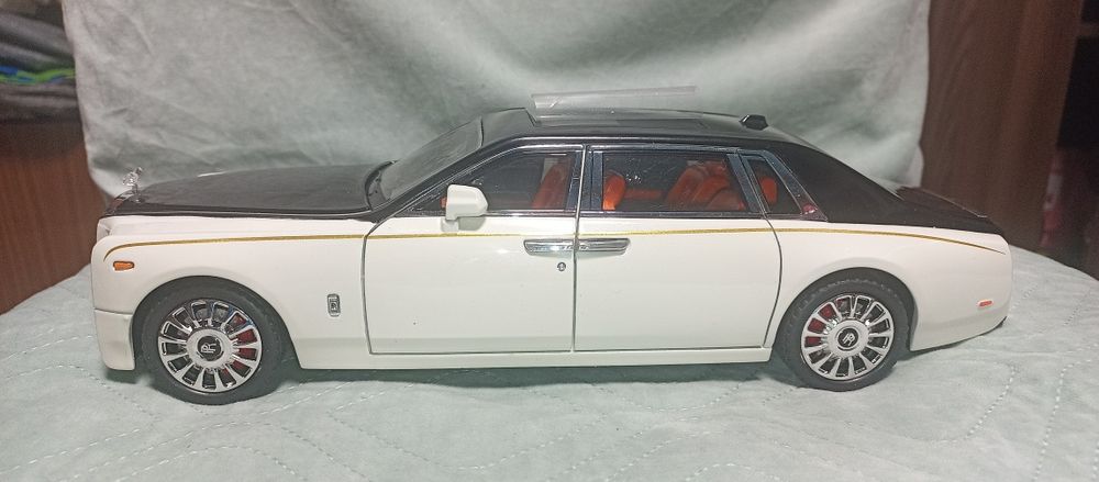 Метална кола Rolls Royce Phantom,1:18 , чисто нова