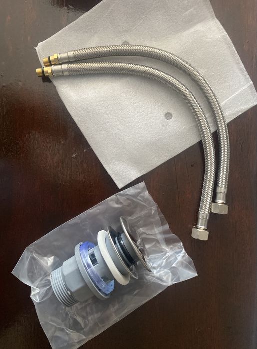 Ventil de scurgere Ferro si două racorduri baterie chiuveta