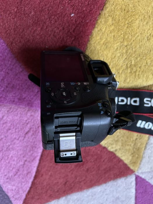 Canon 500D DSLR тяло + батерия + зарядно