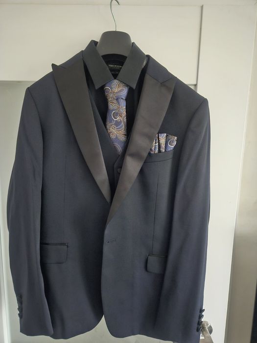 Абитуриентски костюм