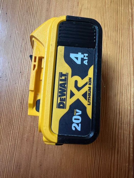 Аккумулятор Dewalt Девольт DCB204 4Ah б/у