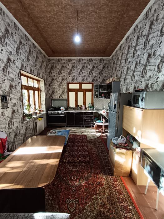 Navoiy sh  Guliston 3 da 6 sotix 2 etajli 8 xonadan iborat hovli sotil