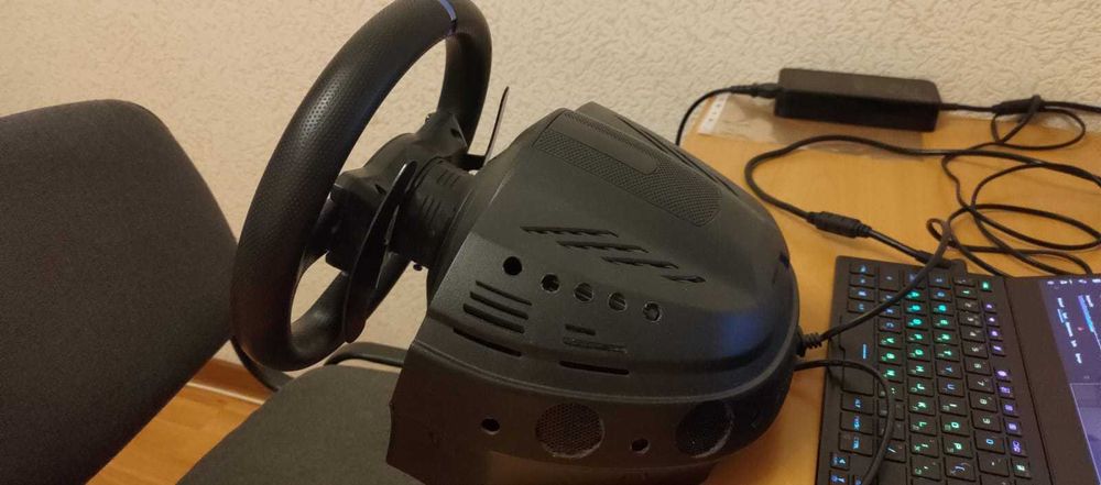 Игровой руль thrustmaster и педали.