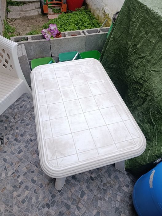 Пластмасови столове и маси